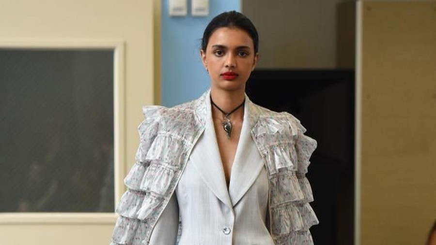 Tren Bicycle Pants di Pekan Mode Spring 2019 NEW YORK, NY - SEPTEMBER 12: A model walks the runway at the Maryam Nassir Zadeh show during New York Fashion Week on September 12, 2018 in New York City. (Photo by Albert Urso/Getty Images)