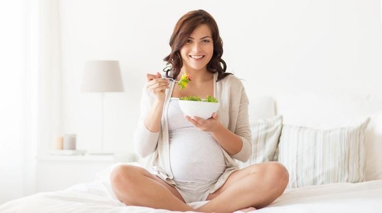 Ibu hamil membutuhkan nutrisi yang penting untuk janin dan diri sendiri. Tengok yuk Bun pola makan dari trmester pertama hingga ketiga supaya tetap sehat.