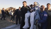 FOTO: Awak The Soyuz MS-08 Kembali ke Bumi The Soyuz MS-08 kembali ke bumi membawa awak Drew Feustel, Ricky Arnold, dan Oleg Artemyev. Mereka telah menyelesaikan misi 197 hari di luar angkasa.