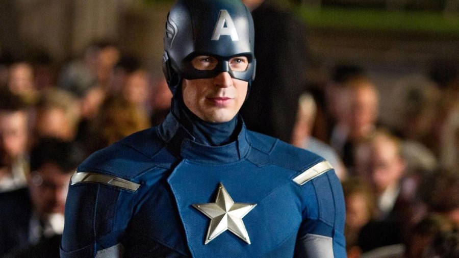 Chris Evans berperan sebagai Captain America.