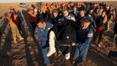 FOTO: Awak The Soyuz MS-08 Kembali ke Bumi The Soyuz MS-08 kembali ke bumi membawa awak Drew Feustel, Ricky Arnold, dan Oleg Artemyev. Mereka telah menyelesaikan misi 197 hari di luar angkasa.