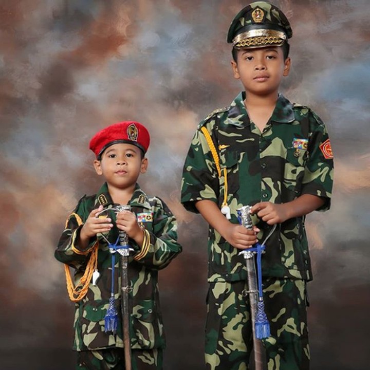 <p>Kalau yang ini niat foto resmi dan dari keluarga TNI nih. (Foto: Instagram @nita.soelistiyawati)</p>
