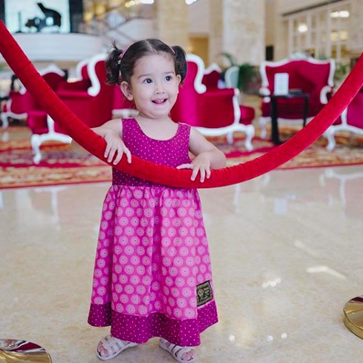 <p>Seraphina Rose, anak pertama Abi Yapto dan Yasmin Wildblood ini genap berumur 2 tahun, Bun. Makin besar Sera makin menggemaskan ya. (Foto: Instagram @yaswildblood)</p>