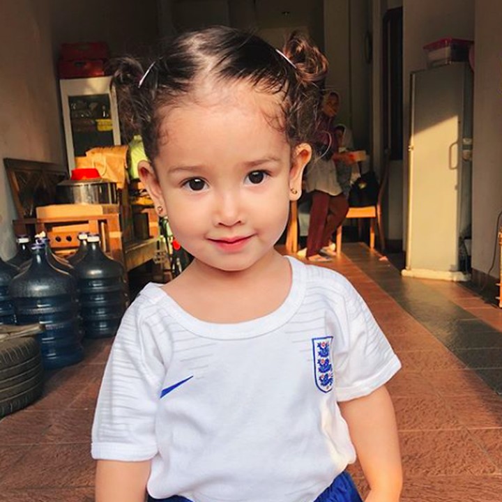 <p>Kenalkan, Bun, Seraphina si pendukung cilik The Three Lions. He-he-he. (Foto: Instagram @yaswildblood)</p>