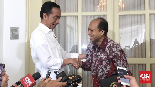 Jokowi terkenang dengan kalimat yang diucapkan oleh mendiang Sutopo, bahwa hidup bukan soal panjang pendeknya usia tapi seberapa besar kita membantu orang lain.