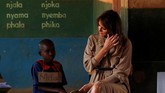 FOTO: Dekap Melania Trump untuk Anak-anak Afrika Dekapan Melania Trump untuk anak-anak dan hadiah boneka Teddy Bear mewarnai kunjungan sang Ibu Negara Amerika Serikat itu ke Afrika pada awal pekan ini.