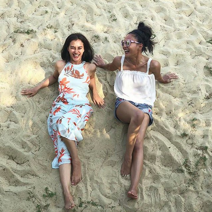 <p>Berjemur di pantai bersama teman juga jadi ajang me time Atiqah Hasiholan. (Foto: Instagram @atiqahhasiholan)<br /><br /></p>