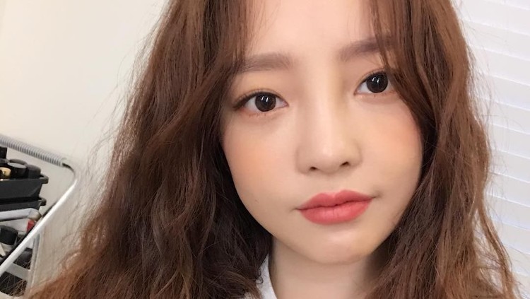 Goo Hara meninggal dunia menyusul Sulli. Keduanya berteman dekat dan dia menangis saat sahabatnya itu meninggal dunia.