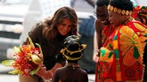 FOTO: Dekap Melania Trump untuk Anak-anak Afrika Dekapan Melania Trump untuk anak-anak dan hadiah boneka Teddy Bear mewarnai kunjungan sang Ibu Negara Amerika Serikat itu ke Afrika pada awal pekan ini.