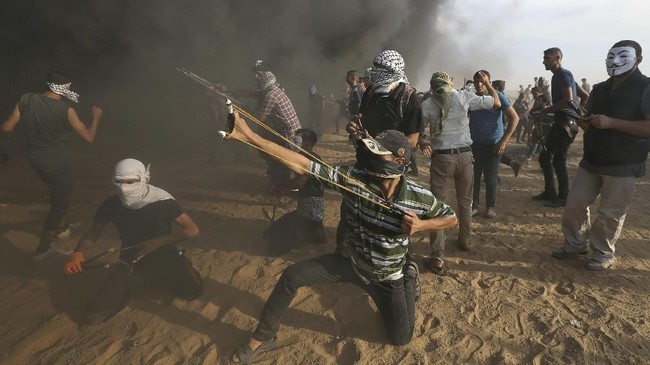 Ayman Hamed (17), pemuda Palestina ditembak mati oleh militer Israel karena melempar batu ke kendaraan milik warga Israel yang melintas di Tepi Barat.