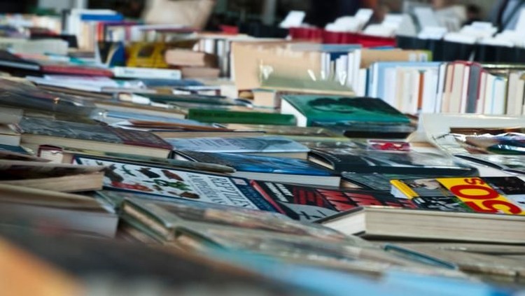 Daripada cuma jalan-jalan ke mal, coba sesekali ajak anak ke bazar buku yuk, Bun.