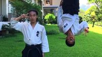 Anti Mainstream! Foto Perpisahan Bareng Teman, Gaya Pria Ini Bikin Melongo