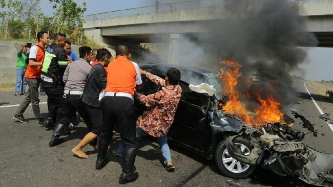 Sebuah mobil terbakar setelah menabrak truk di Tol Cipali dan rombongan Gubernur Anies Baswedan ikut mengurus jenazah korban.