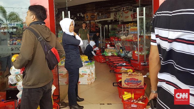 Transmart menjadi salah satu pusat perbelanjaan yang sudah melayani warga Palu, meski terbatas hanya untuk kebutuhan sembako.