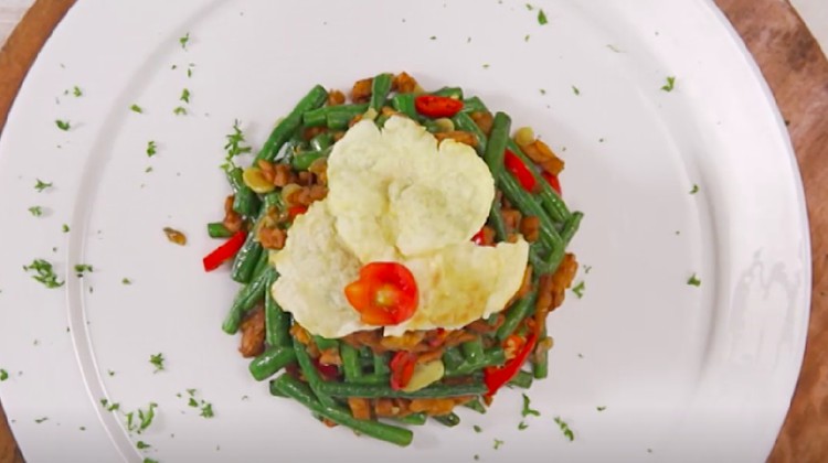 Resep Orek Tempe Kacang Panjang Resep orek tempe kacang panjang bisa jadi inspirasi menu di akhir pekan ini. Cara bikinnya gampang dan rasanya lezat.