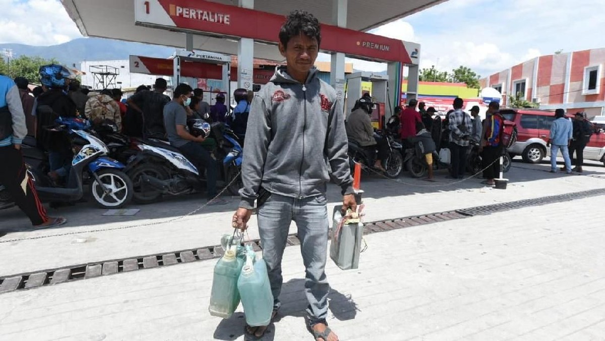 Menguak Antrean di SPBU Sulsel, Mobil Pajero Bertangki BBM 700 Liter!
