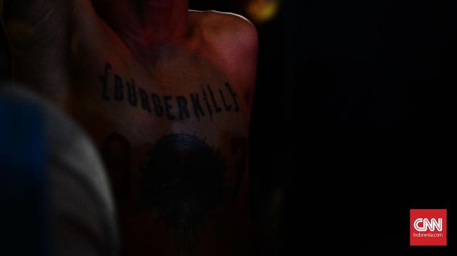 Para Begundal--sebutan untuk fan Burgerkill--meluapkan energi mengiringi hentakan-hentakan musik yang dimainkan di arena Hammersonic, Pantai Karnaval Ancol.