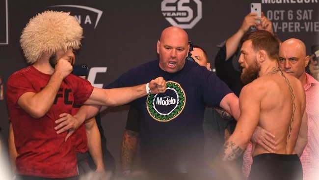 Khabib Nurmagomedov mengatakan Conor McGregor memulai perang saat tidak menjabat tangannya jelang pertarungan UFC 229.