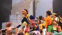 <p>Di akhir acara, Naura memberi kesempatan pada penggemarnya yang disebut 'Teman Naura' untuk menghampirinya ke depan panggung. Naura sempat menangis haru ketika menyanyikan lagu terakhir berjudul 'Setinggi Langit'. </p>