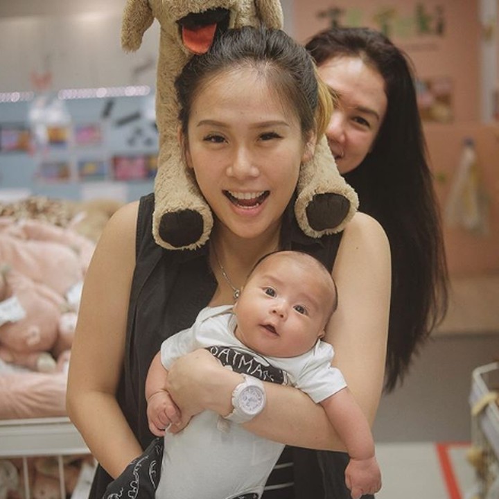 Foto bersama Bunda Cherly, oma, dan boneka anjing. Omanya ngumpet nih, hi-hi-hi. (Foto: Instagram @cherly7uno)