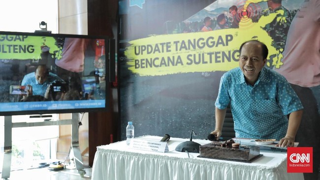 Kepala Pusat Data Informasi dan Humas BNPB, Soetopo Purwo Nugroho diganjar penghargaan kebencanaan oleh The Straits Times.