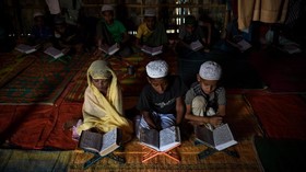 Anak Rohingya Belajar dan Berlindung di Madrasah