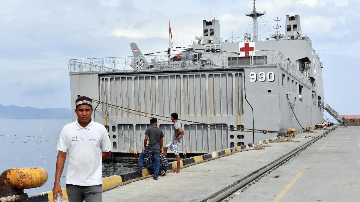 FOTO: KRI Soeharso Bantu Rawat Korban Gempa Palu