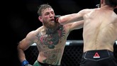 FOTO: Gelut Dahsyat Khabib vs McGregor di UFC Duel antara Khabib Nurmagomedov dan Conor McGregor, Minggu (7/10), dalam perebutan juara kelas ringan UFC tidak hanya berlangsung di dalam oktagon.