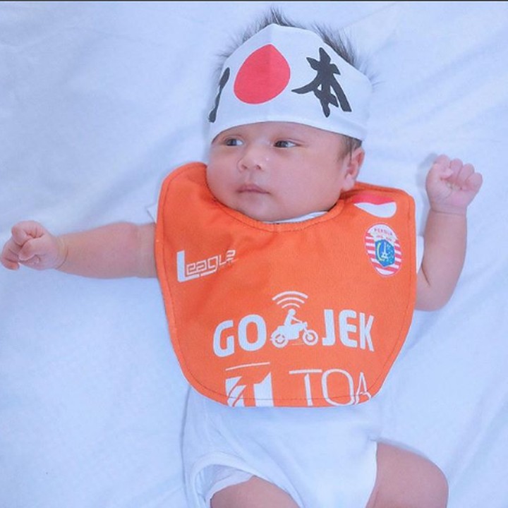 Bunda Cherly senang banget nih mendandani Ryu. Seperti ini contohnya, menggemaskan ya? (Foto: Instagram @cherly7uno)
