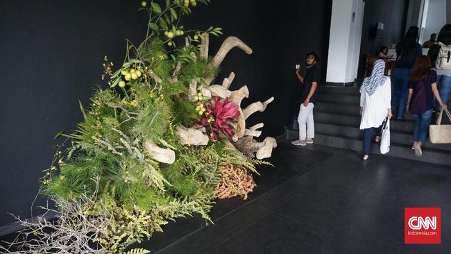 Pameran Ikebana di Bandung yang mengolaborasikan seniman lokal dan mancanegara mampu mengaburkan batas-batas seni untuk bisa dinikmati bersama.