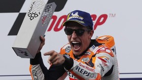 FOTO: Duel Manuver Marquez vs Dovizioso di MotoGP Thailand