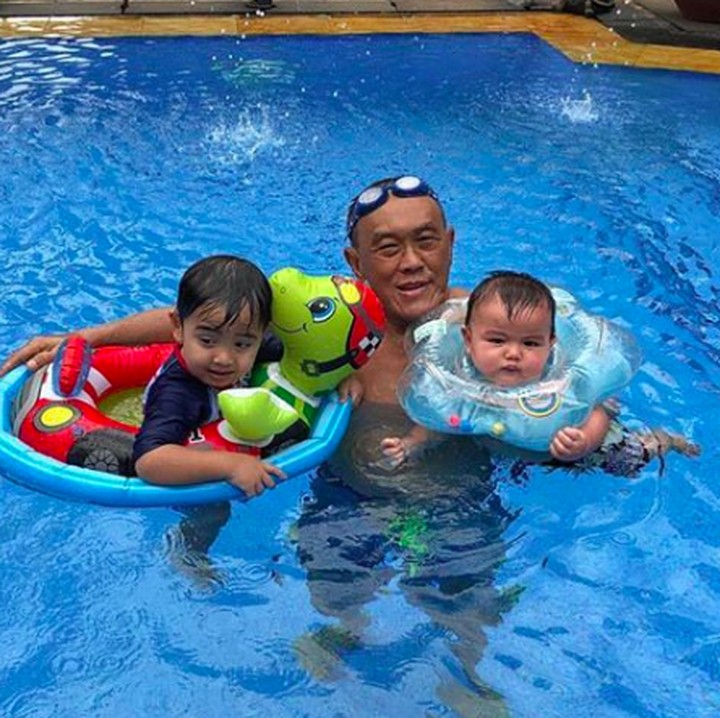 <p>Beginilah ketika Eyang Aburizal Bakrie momong cucu dengan mengajak mereka berenang. (Foto: Instagram/ @aburizalbakrie.id)  </p>