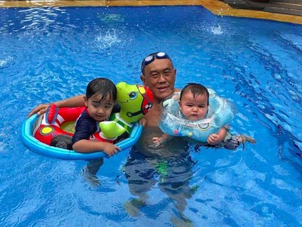 6 Gaya Aburizal Bakrie Momong Cucu