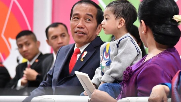 Di tengah kesibukannya melakukan tugas negara, Jokowi sempatkan diri untuk membeli oleh-oleh buat cucunya, Jan Ethes dan Sedah Mirah.