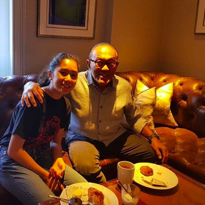 <p>Happy-nya Aburizal Bakrie saat sarapan bareng cucu tercinta yang tinggal di London. (Foto: Instagram/ @aburizalbakrie.id)</p>