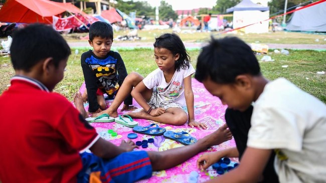 Aktivitas belajar di wilayah terdampak gempa dan tsunami di Sulawesi Tengah sudah mulai berjalan, tapi belum maksimal karena guru dan murid mengalami trauma.