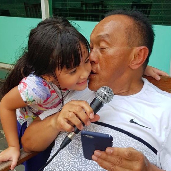 <p>Kecup sayang Eyang Aburizal Bakrie untuk si kecil Mikhayla. (Foto: Instagram/ @aburizalbakrie.id)</p>