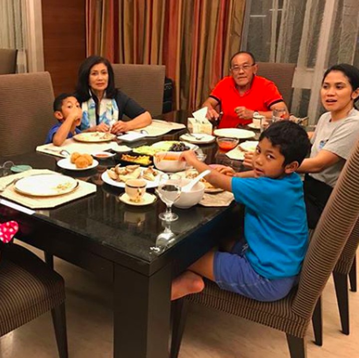 <p>Makan bareng cucu adalah salah satu momen membahagiakan buat seorang kakek. Setuju, Bun? (Foto: Instagram/ @aburizalbakrie.id)  </p>