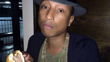 img-title Tak Disangka, Pharrel Williams Lihai Lakukan Ritual Kecantikan Kulit