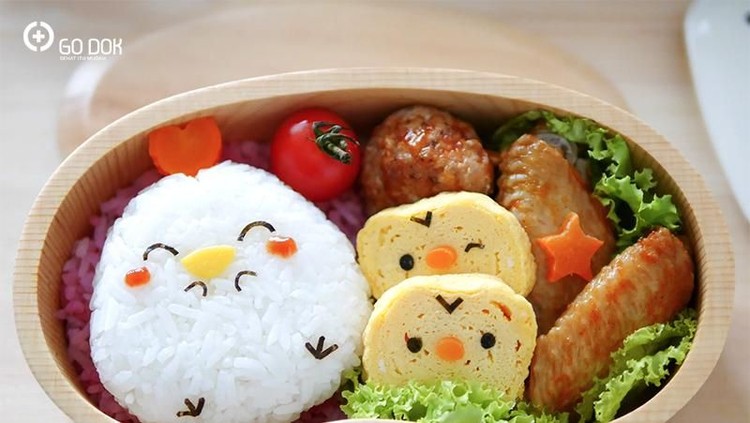 Bunda hendak membawakan si kecil bekal ke sekolah supaya dia nggak jajan sembarangan? Baiknya perhatikan lima tips berikut ini dulu ya, Bun.