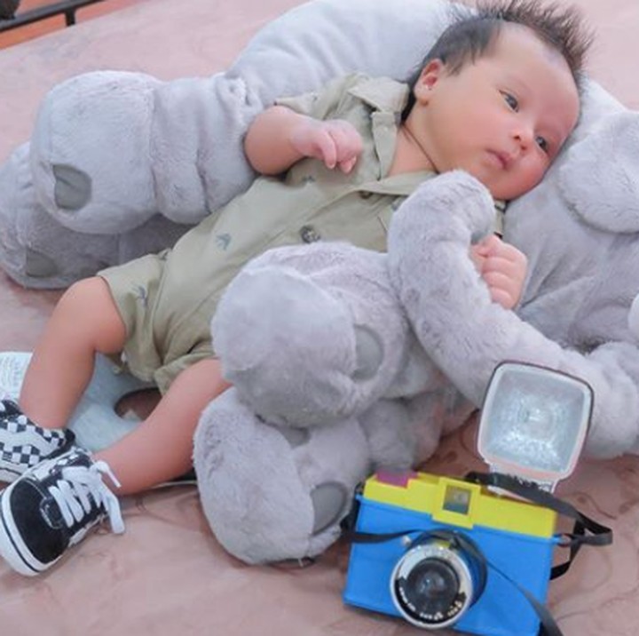 Ryu cocok nih pakai baju safari sambil ditemani boneka gajah besarnya. (Foto: Instagram @cherly7uno)