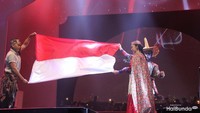 <p>Di tengah nyanyian, Naura dan penarinya membentangkan bendera merah putih. Riuh tepuk tangan penonton pun menghiasi konser ini.   </p>