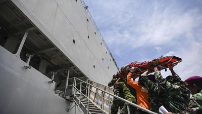 img-title FOTO: KRI Soeharso Bantu Rawat Korban Gempa Palu