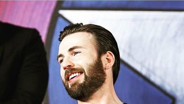 Chris Evans Bagikan Foto Kelamin, Netizen Bikin Meme Kocak
