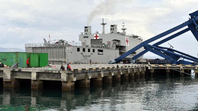 FOTO: KRI Soeharso Bantu Rawat Korban Gempa Palu