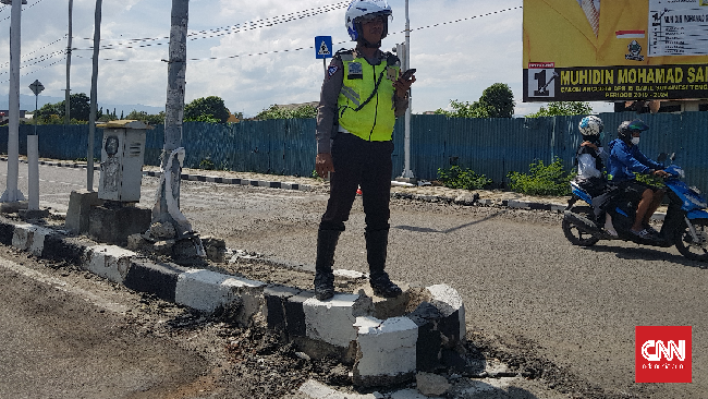 Situasi lalu lintas di Kota Palu berangsur pulih pada Minggu pagi. Polisi lalu lintas terlihat bertugas dan mayoritas lampu lalu lintas juga mulai menyala.