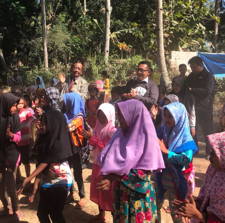 <p>Mahfud MD saat menghibur anak-anak korban gempa Lombok beberapa waktu lalu. (Foto: Twitter/ @mohmahfudmd)</p>