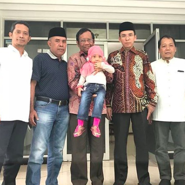 <p>Coba tebak, saat digendong Mahfud MD anak ini gugup, happy, atau malu-malu ya? He-he-he. (Foto: Instagram/ @mohmahfudmd)  </p>