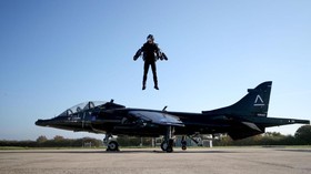 FOTO: Jet Suit, Jas Terbang dengan Lima Mesin Jet Miniatur