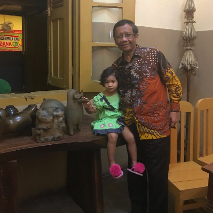 <p>Salah satu kebahagiaan bagi seorang kakek adalah bisa quality time-an sama cucu kayak yang dilakukan Mahfud MD ini. (Foto: Twitter/ @mohmahfudmd)  </p>